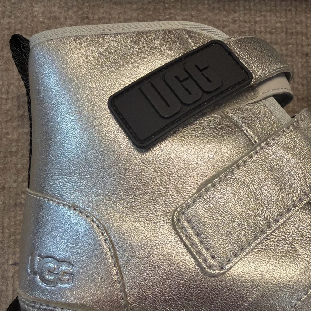 UGG Neumel Platform Leather Boots Silver Metallic – Women’s 6